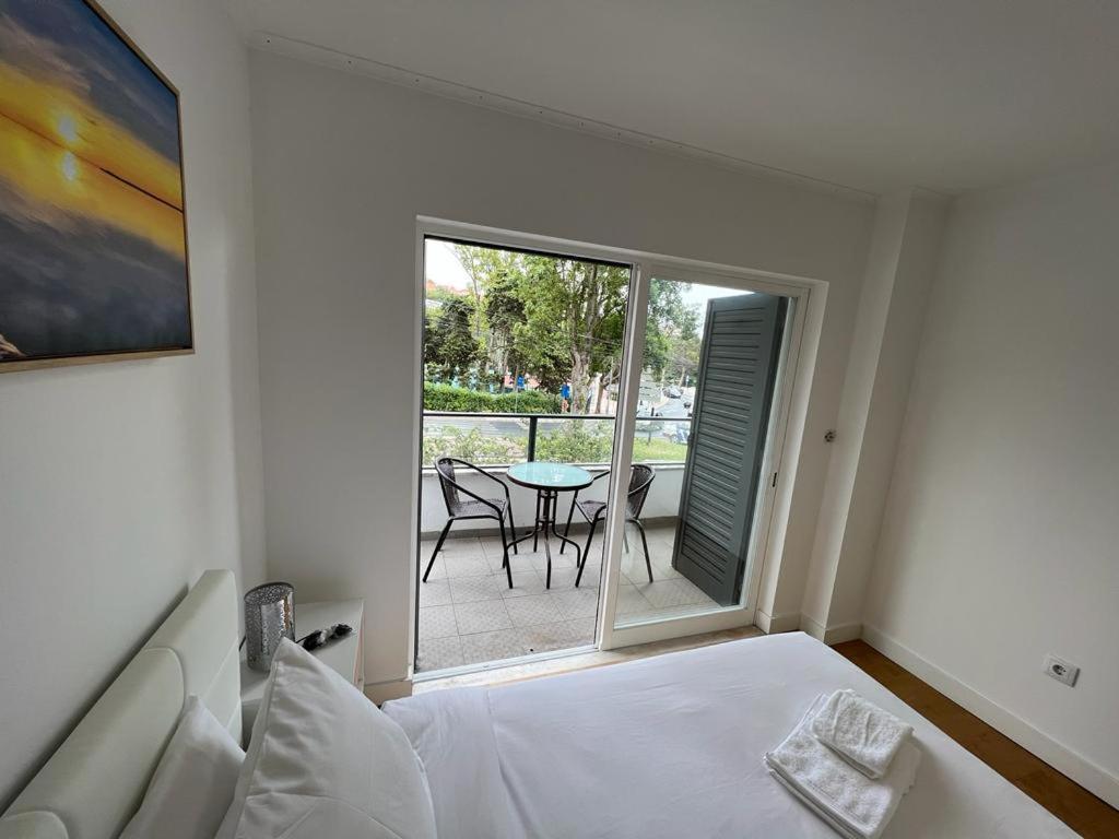 Oieras Beach Suite 2 - Large Double Room With En-Suite Bathroom And Balcony Oeiras Exteriér fotografie